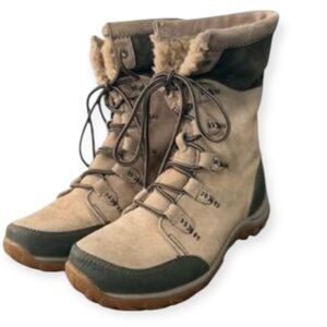 Patagonia  Women's Stubai
Waterproof Insulated Winter Boot in khaki/beige Size 7